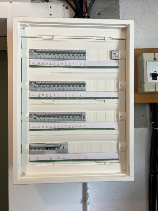 Tableau électrique blanc encastré avec disjoncteurs différentiels