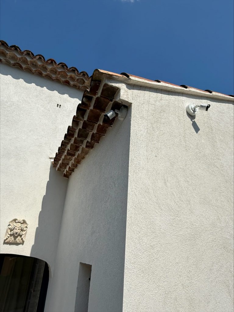 Caméra de surveillance sur façade