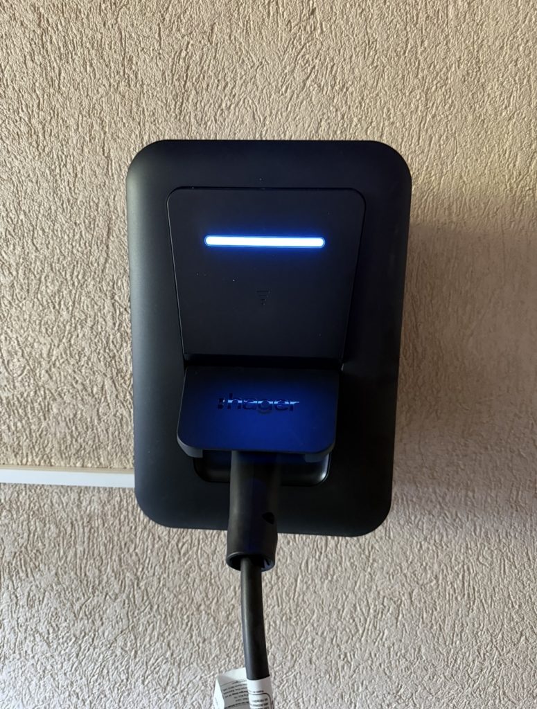 Borne de recharge Hager véhicule électrique installée par Clemelec