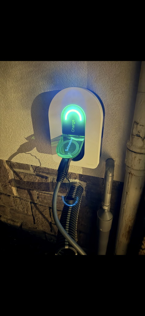 Borne de recharge Schneider véhicule électrique installée par Clemelec